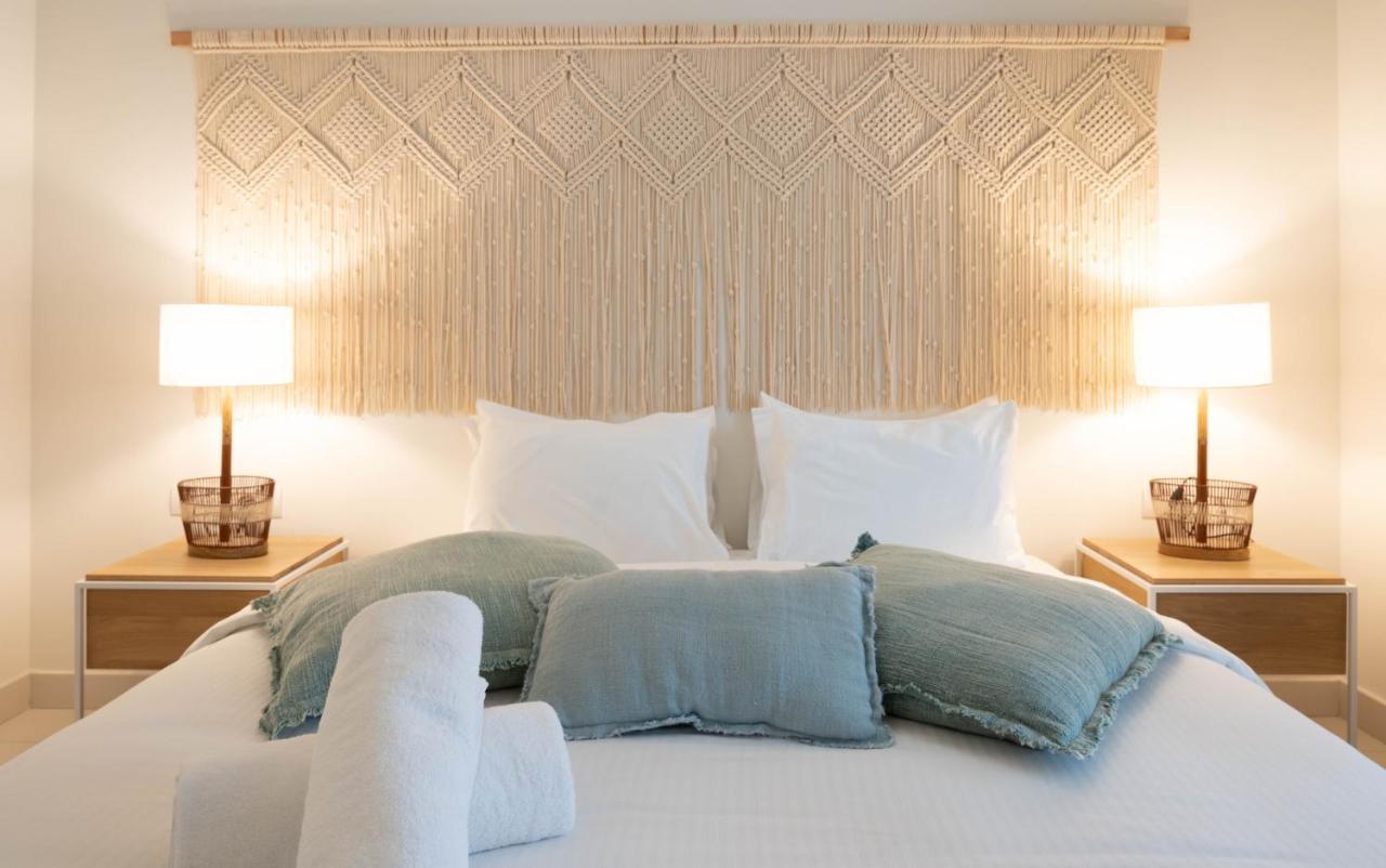 Cloud 7 Residences Ayla Akaba Eksteriør bilde A bed with a headboard